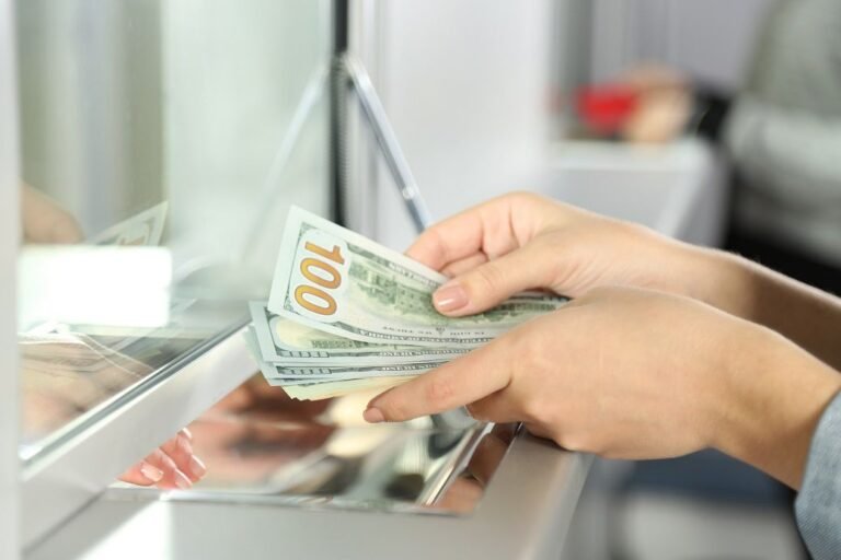 persona depositando dinero en cuenta bancaria