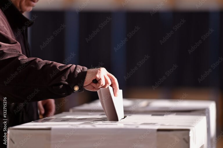 persona depositando voto en urna electoral