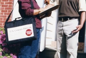 persona entregando codigo numerico al censista