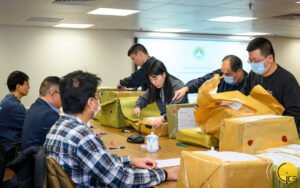 persona entregando documentos en oficina publica