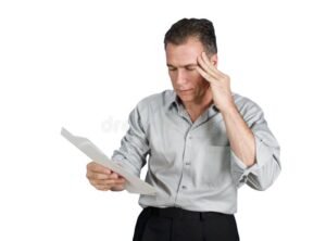 Puedo Dar De Baja El Monotributo Si Tengo Deudas Pendientes 14 persona entregando factura con expresion preocupada