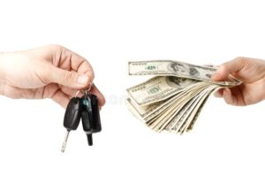 persona entregando llaves y dinero automovil
