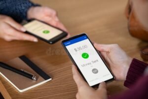 persona enviando dinero desde smartphone