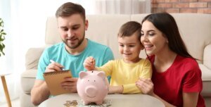 persona feliz con dinero y camino adelante