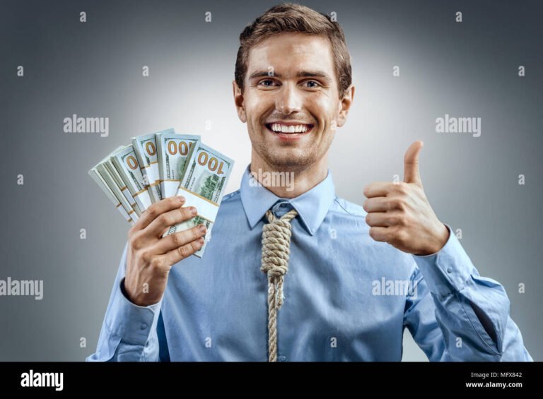 persona feliz con formulario y dinero efectivo