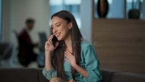 persona feliz recibiendo llamada de trabajo