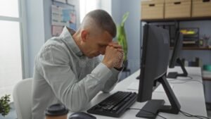 persona frustrada frente a computadora moderna