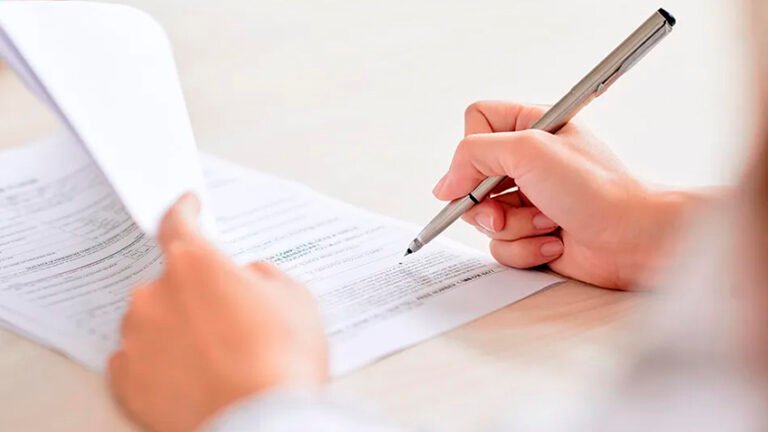 Cómo Hacer Para Sacar Pasaporte Por Primera Vez En Argentina 2 persona llenando formulario de pasaporte argentino