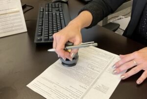 persona llenando formulario electoral en escritorio