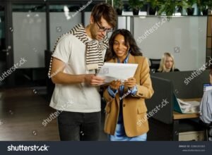 Se Puede Cobrar Jubilación Y Pensión Por Discapacidad Simultáneamente 1 persona mayor feliz con documentos y asistente