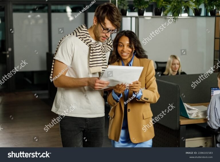 persona mayor feliz con documentos y asistente