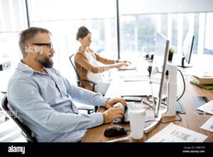 persona mayor trabajando en oficina moderna