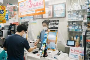 persona pagando factura en tienda de conveniencia