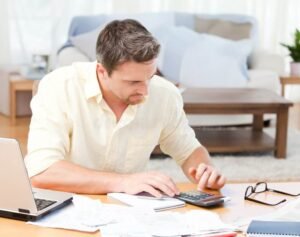 persona planificando finanzas con calculadora y tabla