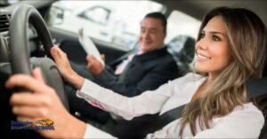 persona practicando manejo en auto vacio