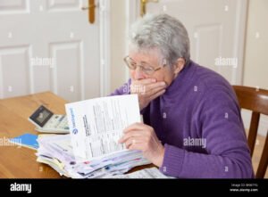 Qué consecuencias tiene no pagar una tarjeta de crédito a tiempo 5 persona preocupada mirando factura de credito