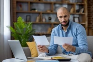 Qué Significa Tener Una Situación 4 Con Alto Riesgo De Insolvencia 1 persona preocupada revisando finanzas personales