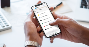 Cómo Recargar Luz Prepago Desde Tu Celular De Forma Fácil 1 persona recargando luz prepago en celular