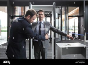 persona recibiendo dinero en oficina segura