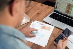 persona revisando calculos financieros en casa