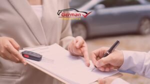 persona revisando documentos de auto usado