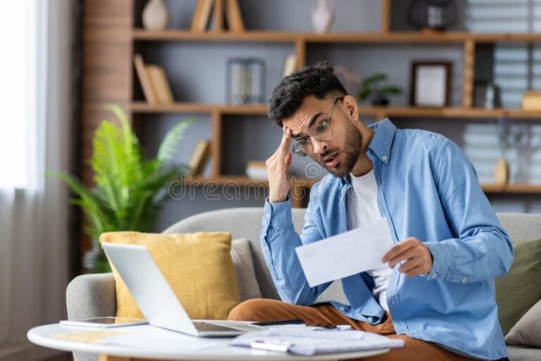 Se Puede Obtener Otro Crédito ANSES Si Ya Tenés Uno Vigente 2 persona revisando documentos financieros en hogar