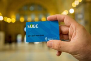 persona revisando tarjeta sube en mano