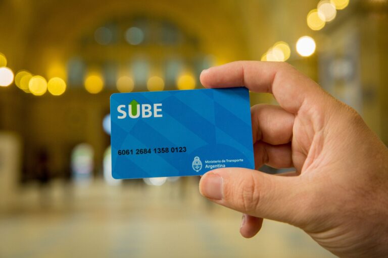 persona revisando tarjeta sube en mano
