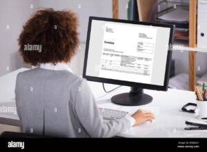 Cuánto puede facturar un monotributista por mes según la Afip 2 persona trabajando en computadora con facturas