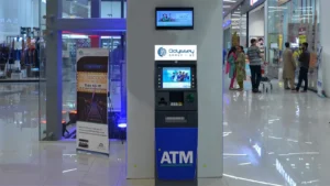 persona usando cajero automatico banelco