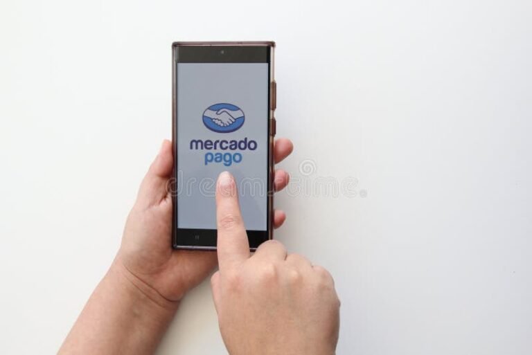 persona usando celular con icono mercado pago