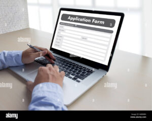 persona usando computadora con formulario online