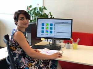 persona usando computadora con pagina afip abierta