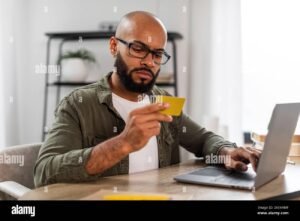 persona usando computadora haciendo transferencia bancaria