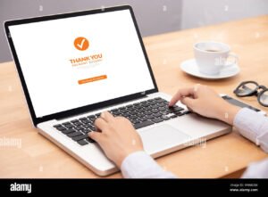 persona usando computadora para pago online