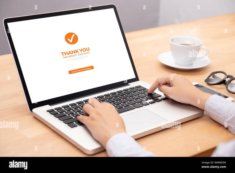 persona usando computadora para pago online