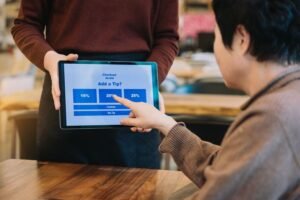 persona usando computadora para sacar turno anses
