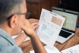 Cómo consultar mi subsidio de luz y gas en ANSES paso a paso 1 persona usando computadora y factura de servicios publicos