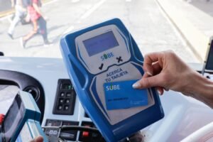 persona usando tarjeta sube en transporte publico