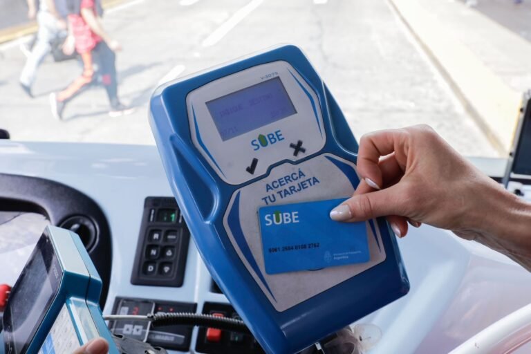 persona usando tarjeta sube en transporte publico