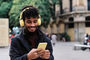 persona usando telefono y auriculares