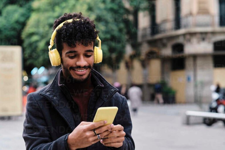 persona usando telefono y auriculares