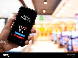 persona usando telefono y pagando digitalmente