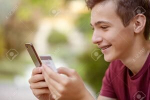 Cómo Puedo Ingresar Dinero A Mi Cuenta De Mercado Pago 32 persona usando telefono y tarjeta bancaria