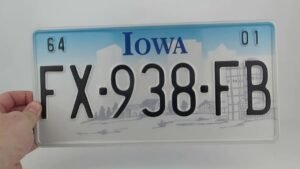 placas de matricula de vehiculo con fondo urbano