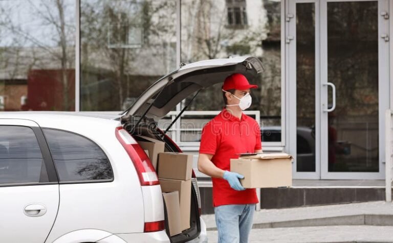 repartidor entregando paquete desde automovil moderno