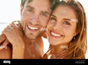 Quiénes son Alex Freyre y José María Di Bello y cuál es su historia 2 retrato sonriente de pareja argentina feliz