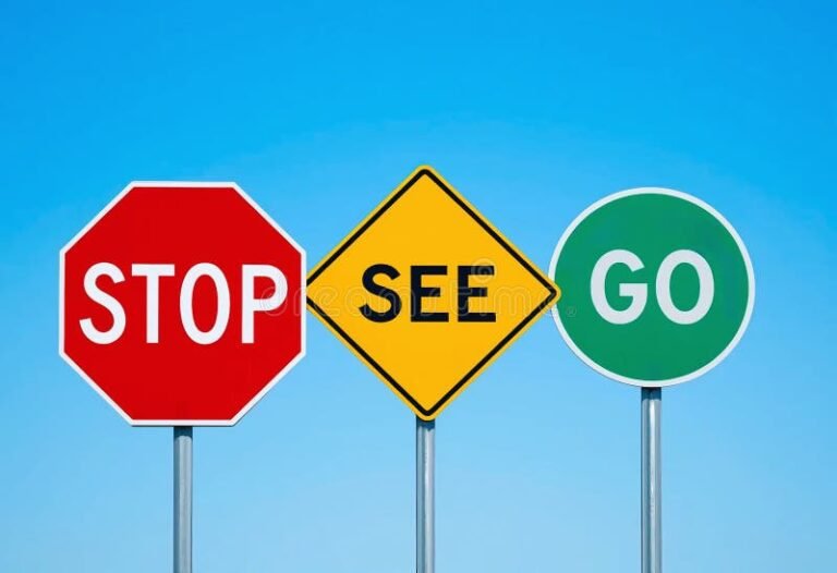 senales de transito coloridas en carretera clara