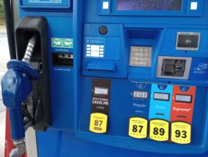 surtidor de gasolina con billetes y monedas