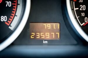 tablero de coche con odometro mostrando kilometros